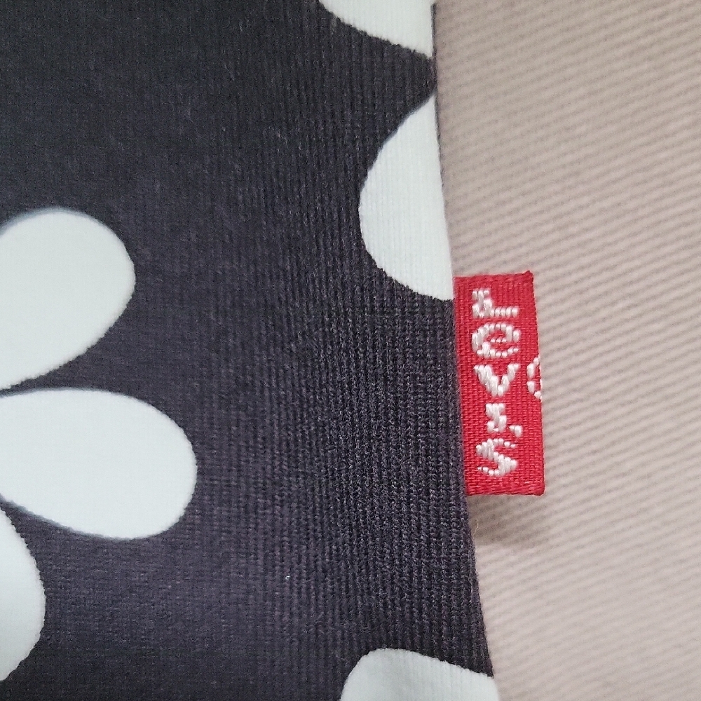 Levi's Black and White Floral Slim Fit Crop Top - Picture 5 of 6